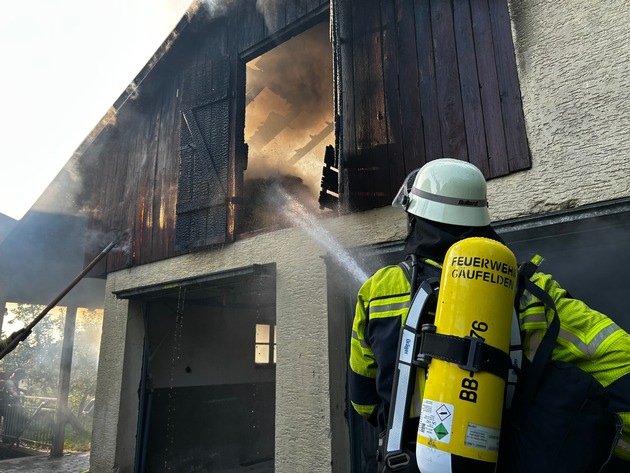 FW Gäufelden: Doppelgarage in Flammen: Großeinsatz in Öschelbronn