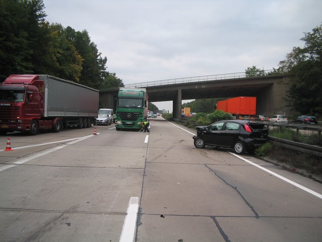 POL-HI: Schwerer Unfall auf der BAB 7 mit vier beteiligten Fahrzeugen und einem Sattelzug