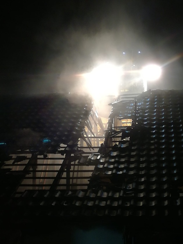 Feuerwehr Weeze: Brand eines leerstehenden Gebäudes am Flughafenring