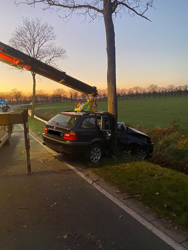 Feuerwehr Weeze: Schwerer Verkehrsunfall zwischen niederländischer Grenze und Wemb