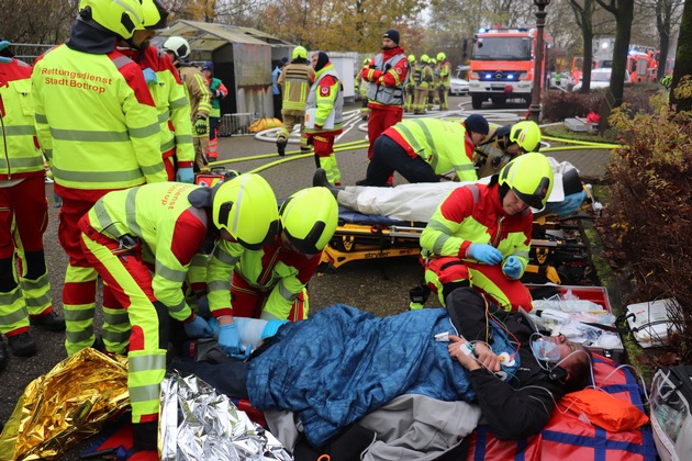 FW-BOT: Feuerwehr und Hilfsorganisationen üben Ernstfall in Feldhausen