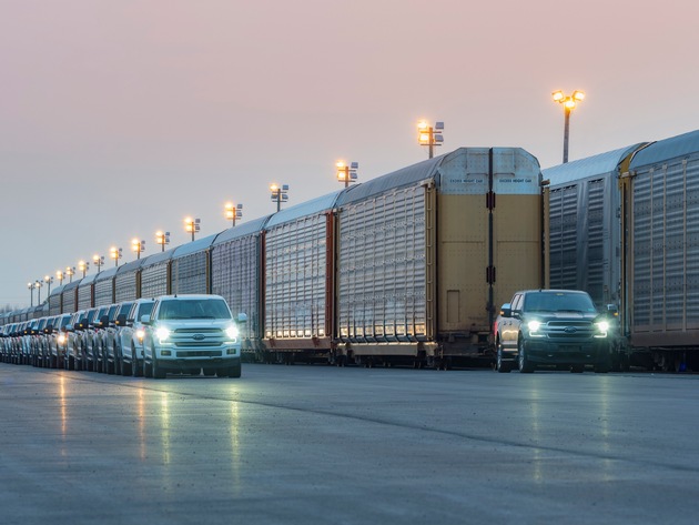 Video: Batterie-elektrischer Ford F-150 zieht 10 Eisenbahn-Waggons mit einem Gesamtgewicht von 450 Tonnen