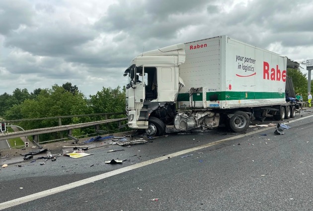 FW Lehrte: LKW Unfall A2 - Verkehrsunfall und ein Einsatz f&uuml;r die Drehleiter: 3 nahezu zeitgleiche Eins&auml;tze f&uuml;r die Feuerwehren Lehrte und Ahlten