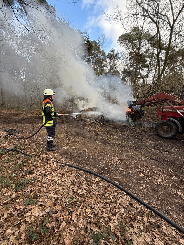 FW-ROW: Brennt Unrat im Wald