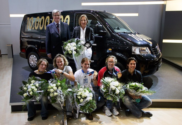 Volkswagen Nutzfahrzeuge auf der IAA: &quot;Golden Girls&quot; nehmen den 10-millionsten VW Transporter für Kinderkrebsstiftung entgegen