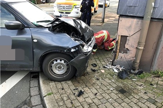 POL-ME: Fahrzeugführerin bei Frontalzusammenstoß mit Hauswand schwer verletzt - Velbert - 2303106