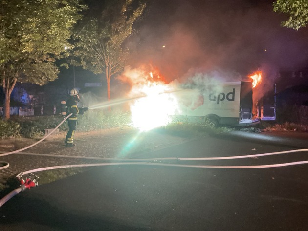 FW-DO: Lieferwagen steht in Vollbrand