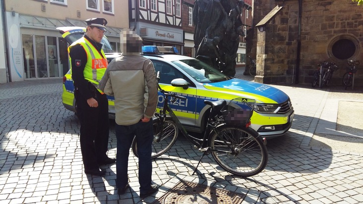 POL-HM: Polizei kontrolliert Fahrradfahrer in Fußgängerzone - positive Resonanz bei den Passanten