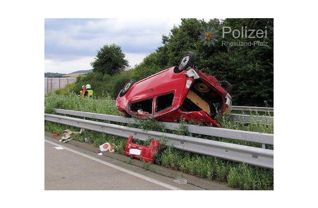 POL-PPWP: Reifen an Lkw geplatzt - Pkw landet auf Schutzplanke