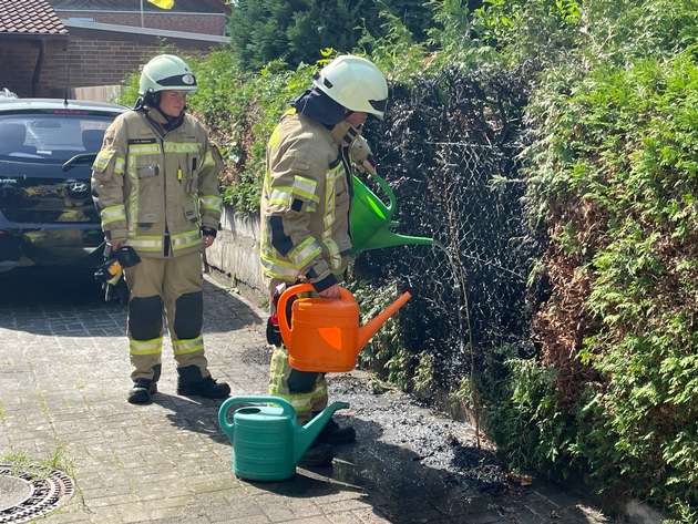 FW Lehrte: Gasbrenner setzt Hecke in Brand