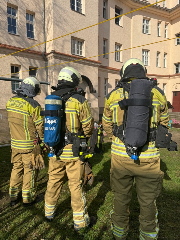 FW Dresden: Rauchwarnmelder alarmiert die Nachbarn - Wohnungsbrand
