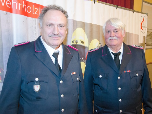 FW-RD: Jahreshauptversammlung der Feuerwehr Holzbunge - Ehrungen für 140 Jahre Feuerwehrzugehörigkeit und 90-jähriges Jubiläum im Mai 2024