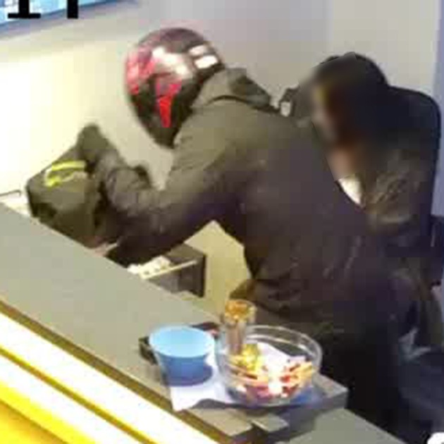 POL-D: Nach bewaffnetem Raub in Wettbüro in Unterbilk fahndet die Polizei mit Fotos aus der Überwachungskamera - 3000 Euro Belohnung