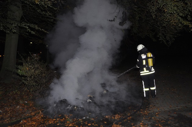 FW-KLE: Brand zweier Müllgrossraumbehälter