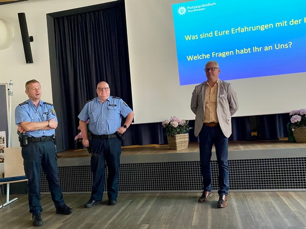 POL-ESW: &quot;Cops im Dialog&quot; - Polizei trifft sich zum Austausch mit den Schülerinnen und Schülern der Brüder-Grimm-Schule in Eschwege