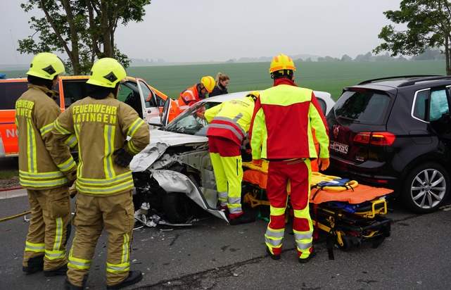 FW Ratingen: Schwerer Verkehrsunfall in Ratingen-Homberg - Eine Patientin aus Fahrzeug befreit