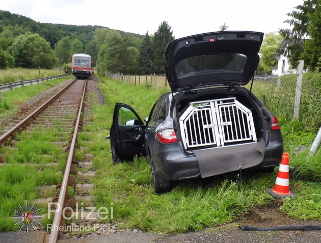 POL-PPWP: Katzweiler (Kreis Kaiserslautern): Pkw prallt gegen Regionalbahn