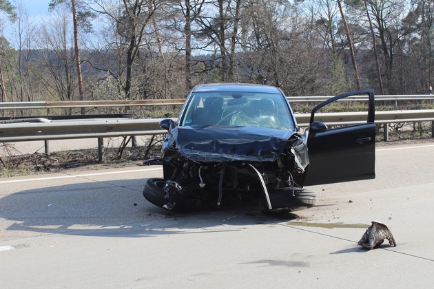 POL-PDKL: Verkehrsunfall mit Leichtverletztem - Autobahn vollgesperrt
