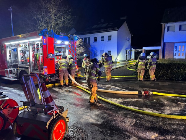 FW-GL: Fünf Paralleleinsätze forderten Feuerwehr und Rettungsdienst am Samstagabend - Elektrofahrzeug brennt in Garage