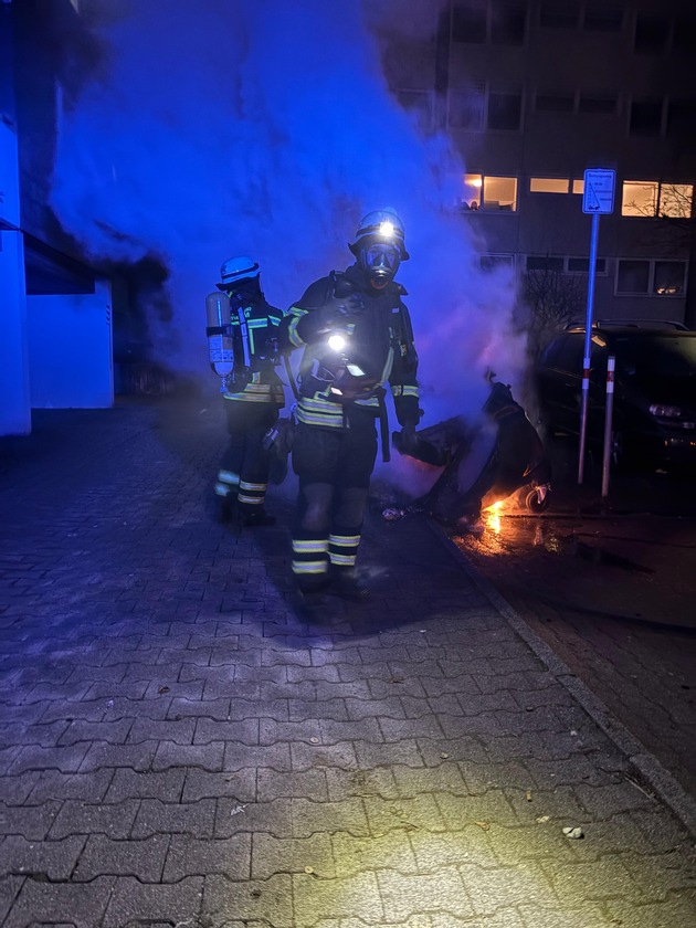 FW Pforzheim: Viele Einsätze in der Silvesternacht für die Feuerwehr Pforzheim - Steinwurf auf ein Einsatzfahrzeug