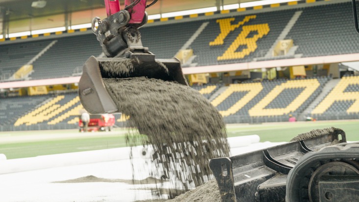 B+G Schweiz AG: Naturrasen auf Kunstrasen - eine spektakuläre Verwandlung für Europas Fussballbühne / Der Naturrasen im Wankdorf ist verlegt