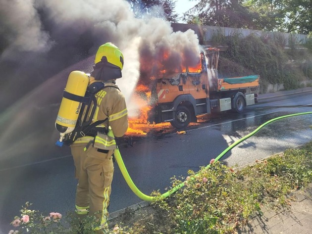 FW Ratingen: Zusatzmeldung: Weitere Bilder. LKW Brand auf dem Maubeuger Ring, Vollsperrung für mehrere Stunden