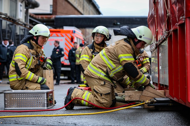 FW-GL: Erfolgreicher Abschluss der Feuerwehrgrundausbildung bei der Feuerwehr Bergisch Gladbach