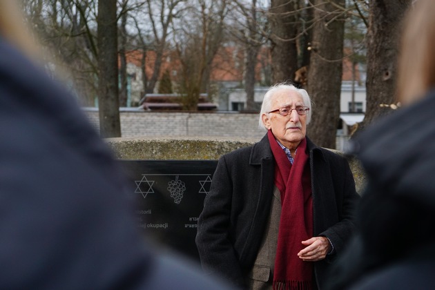 POL-AK NI: Studierende der Polizeiakademie Niedersachsen treffen bei Studienfahrt auf Holocaust-Überlebenden Leon Weintraub