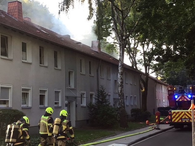FW-GE: Dachstuhlbrand in Gelsenkirchen-Hassel - Bewohnerin gerettet, Feuerwehr im Großeinsatz