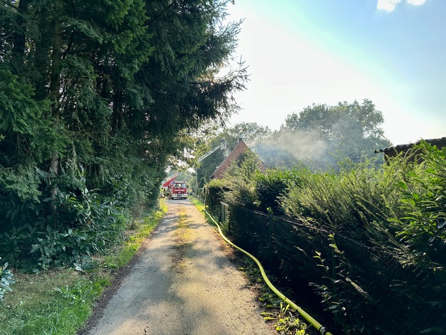 FW Hünxe: Dachgeschoss eines Wohnhauses in Vollbrand