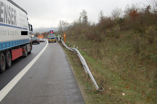 POL-PDKL: A63/Lohnsfeld, In die Schutzplanken gekracht