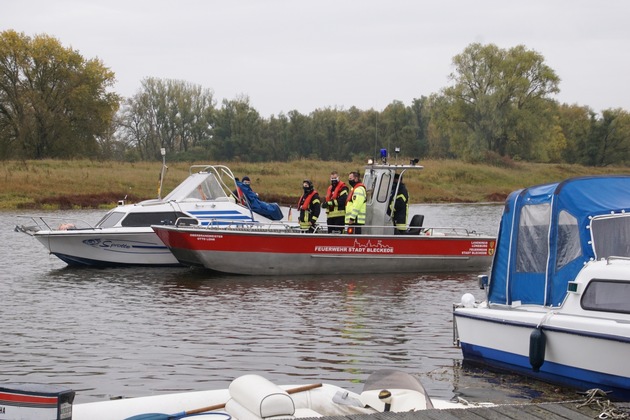 POL-LG: ++ Diebe stehlen Sportboot aus Hafen - &quot;ausgeschlachtet&quot; und auf Elbe treiben lassen - Bleckeder Feuerwehr schleppt Boot in den Hafen - Polizei ermittelt ++ Aufbruch von Zigarettenautomat scheitert ++