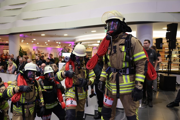 FW Bremerhaven: Feuerwehr Bremerhaven überzeugt beim 1. Blaulichtlauf im Klimahaus Bremerhaven