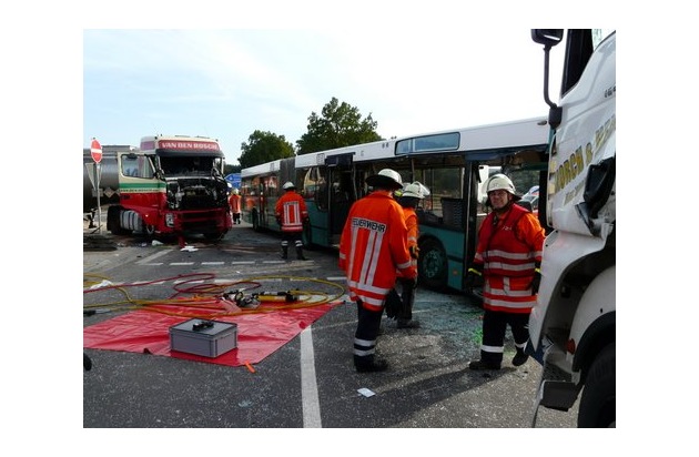 POL-WL: Rade - Busfahrer stirbt bei Verkehrsunfall