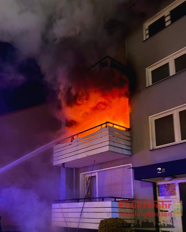 FW-RE: Wohnungsbrand mit Menschenrettung - Wohnung in Vollbrand - eine Person schwer verletzt