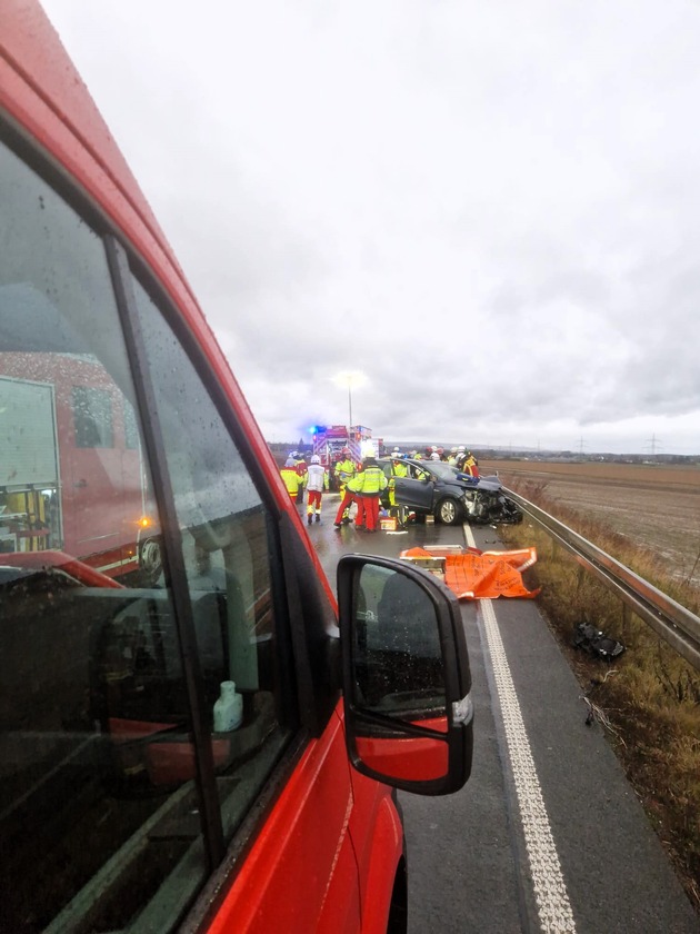 FW Düren: Verkehrsunfall zwischen zwei PKW auf B56-n