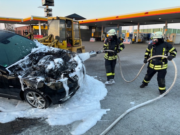FW-ROW: Pkw ger&auml;t in Brand - eine Person verletzt