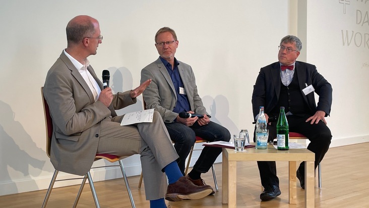 Zwischen Sofa-Pazifismus und Rüstungswahn: Kirche verortet sich neu / Friedensethische Diskussion in Wuppertal mit Präses Latzel und Bischof Kramer / Von Ekkehard Rüger