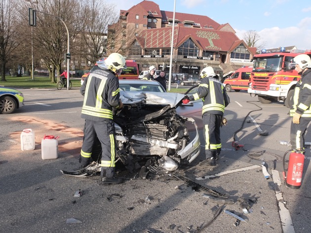 FW-GE: Verkehrsunfall in Gelsenkirchen Buer