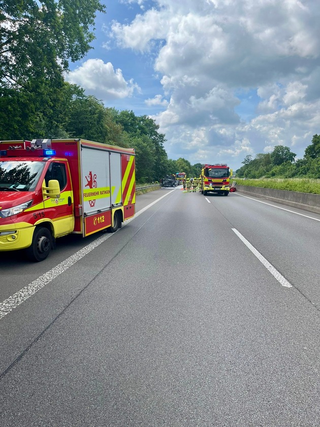 FW Ratingen: Brennender LKW auf der BAB 52 sorgt für Vollsperrung