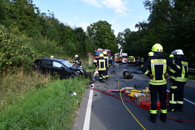 POL-HM: Schwerer Verkehrsunfall auf der Bundesstraße 442 bei Bäntorf - zwei Rettungshubschrauber im Einsatz