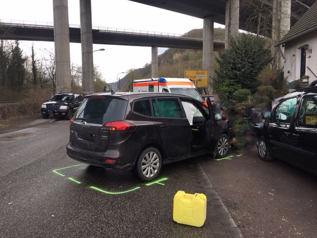 POL-PPKO: Koblenz: Zusammenstoß in der Laubach - Autofahrer verletzt