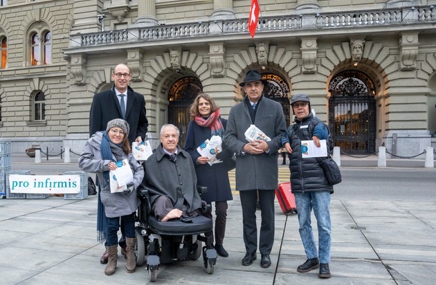 Pro Infirmis Schweiz: Le président du Conseil national lance la session des personnes handicapées / Invitation adressée avec un bonhomme de Saint-Nicolas aux conseillères et conseillers nationaux et aux États