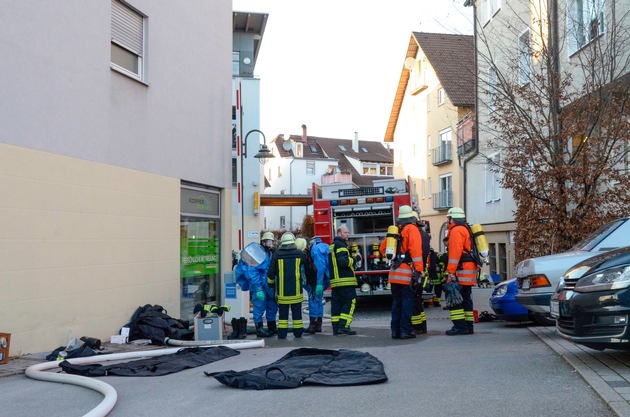 KFV-CW: Nagold - Übel riechende Damenschuhe in Paket rief Feuerwehr und Polizei auf den Plan