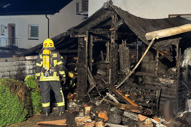 FW Finnentrop: Gartenhüttenbrand in Finnentrop-Fretter