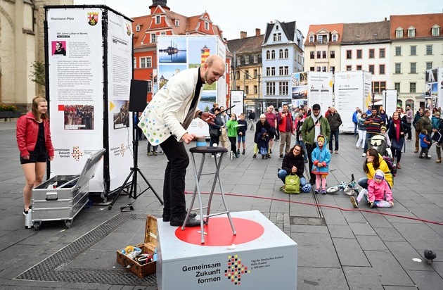 Tag der Deutschen Einheit: Saarländer "verzaubert" Halle (S.) zur EinheitsEXPO