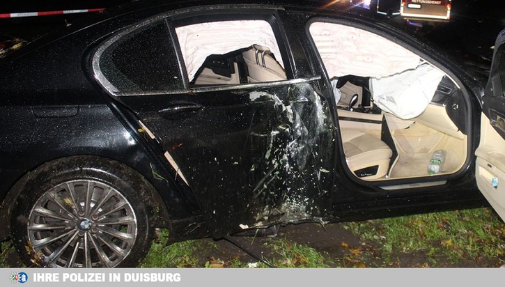 POL-DU: Marxloh: BMW-Fahrerin prallt gegen Baum - Eine Verletzte