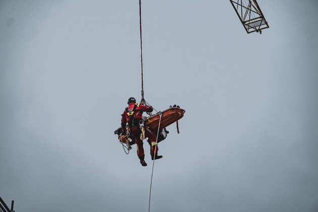 Feuerwehr Rostock: Arbeitsunfall erfordert Spezialeinsatz der Höhenrettung