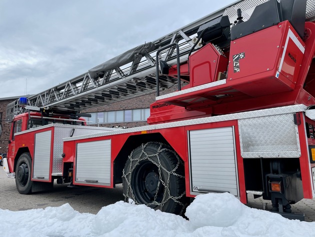 FW Celle: Fester Halt - wenn es schneit und brennt! Feuerwehr Celle zieht Schneeketten auf
