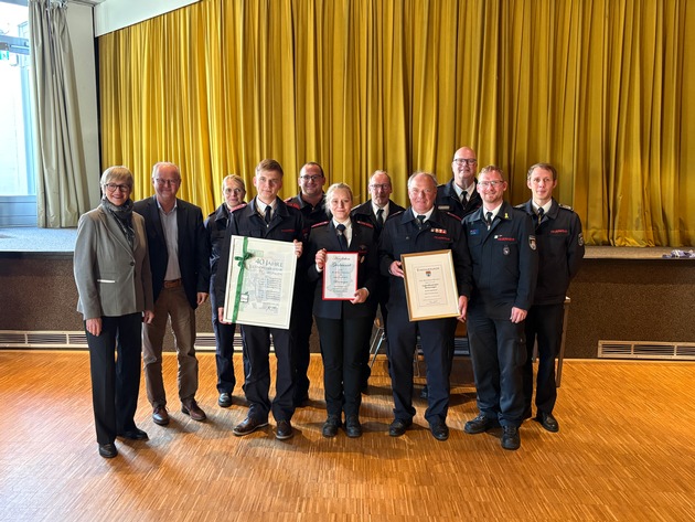 FW Beverungen: 130 Jahre Jugendarbeit der Feuerwehr Beverungen: Dreifach-Jubiläum mit Leistungsabnahme am Schulzentrum